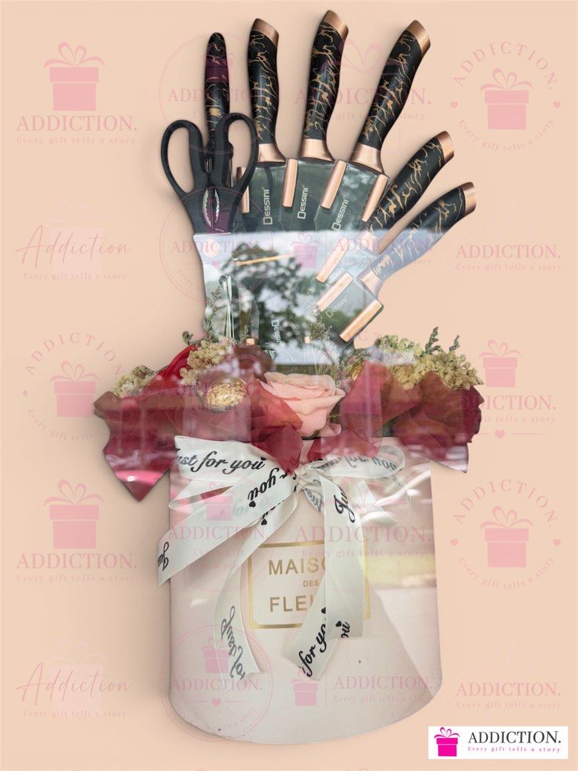Dessini Knife Set with Floral Arrangement