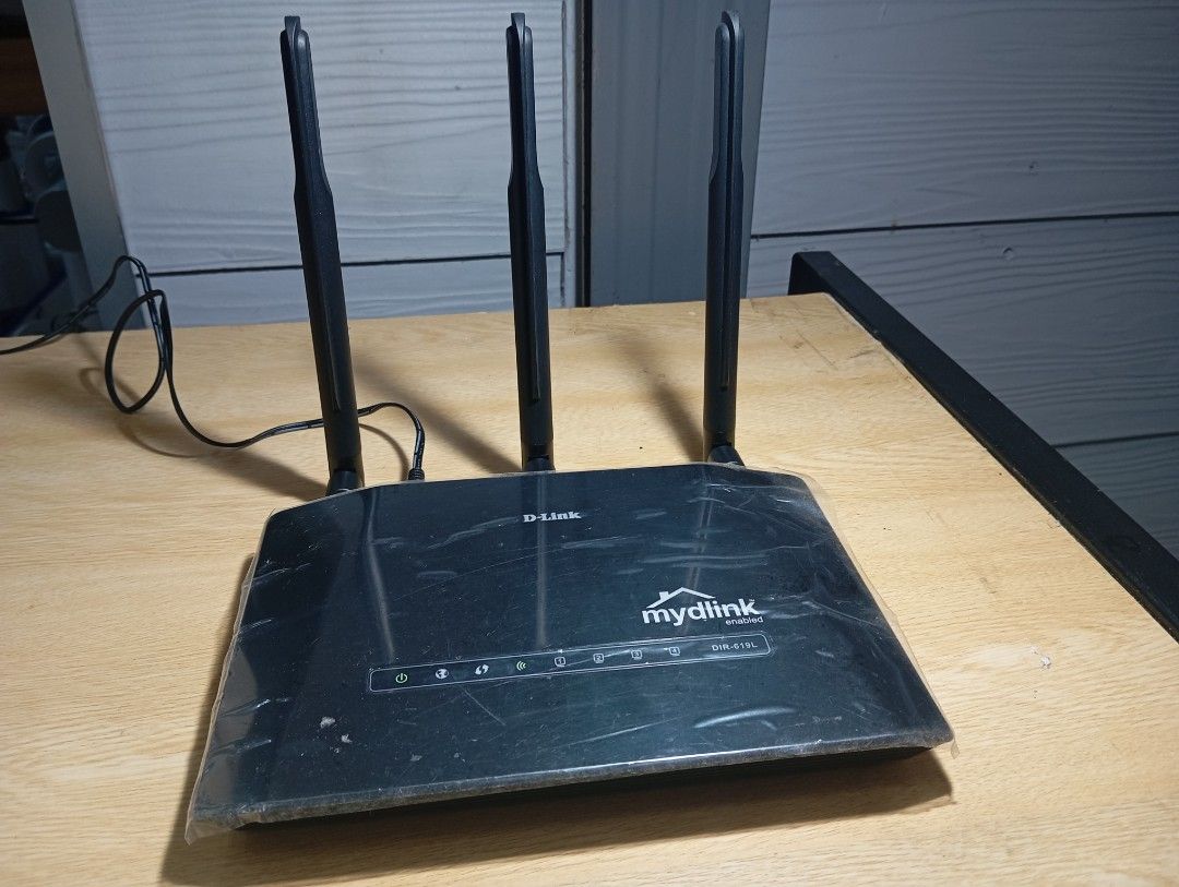 D-Link DIR-619L Wireless Router (Category: Networking) located in Kota Bharu. Submitted by mhakeems (Listing ID 1434669080, Image 2). Description: - D-Link DIR-619L Wireless Router - Three Antennas for extended range - mydlink enabled - Multiple ports for wired connections - Includes power adapter - Sleek black finish - Model: DIR-619L.