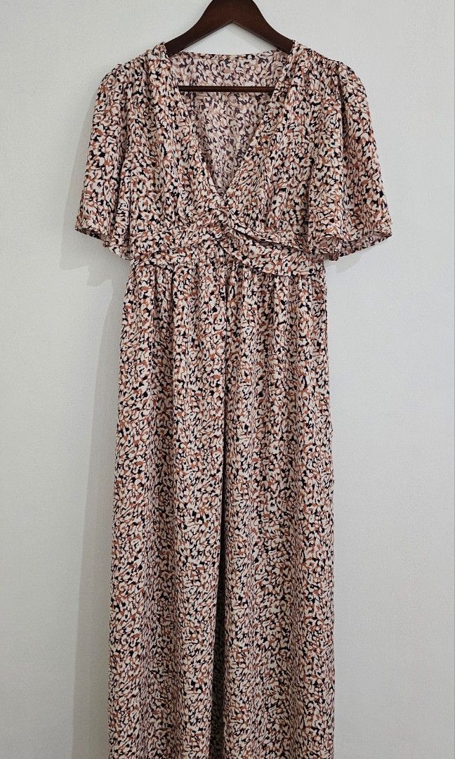 Floral Print Maxi Dress (Category: Dresses) located in Antipolo. Submitted by secondbloomph (Listing ID 1434013178, Image 3). Description: - Floral maxi dress - V-neckline - Short flutter sleeves - Fitted waist - Flowing skirt - Pink, black, and white floral print - Great for casual or special events.