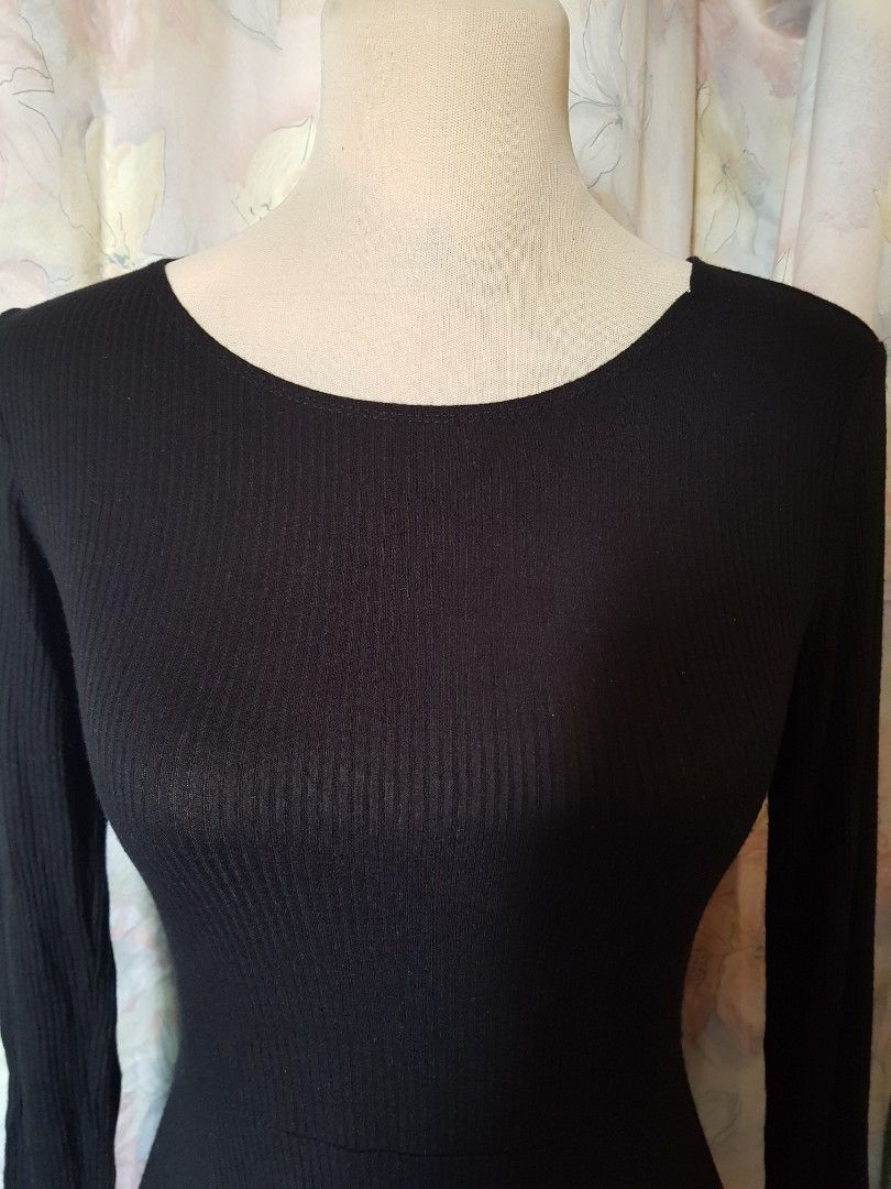Forever 21 Black Ribbed Dress (Category: Dresses) located in Taguig. Submitted by ymicloset (Listing ID 1434654267, Image 3). Description: - Forever 21 black ribbed dress - Long-sleeved - Fitted bodice - Flared skirt - Scoop neckline - Size: S - Made in Vietnam Stretchy Bust size 30 to 34 in Waist size 30 to 36 in Length 32 in.