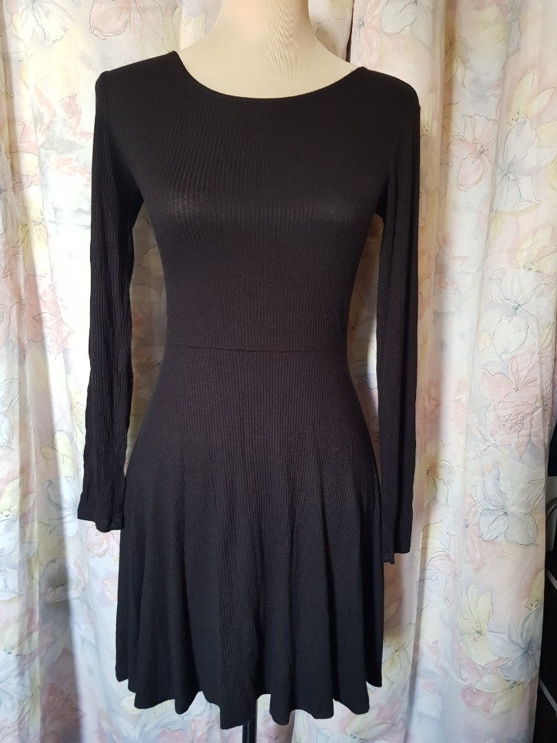 Forever 21 Black Ribbed Dress (Category: Dresses) located in Taguig. Submitted by ymicloset (Listing ID 1434654267, Image 1). Description: - Forever 21 black ribbed dress - Long-sleeved - Fitted bodice - Flared skirt - Scoop neckline - Size: S - Made in Vietnam Stretchy Bust size 30 to 34 in Waist size 30 to 36 in Length 32 in.