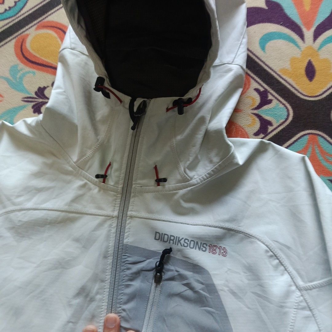 Gorpcore Didriksons Softshell Jacket (Category: Coats, Jackets and Outerwear) located in Cyberjaya. Submitted by rahmasstore (Listing ID 1434614470, Image 3). Description: S-M (21,27).