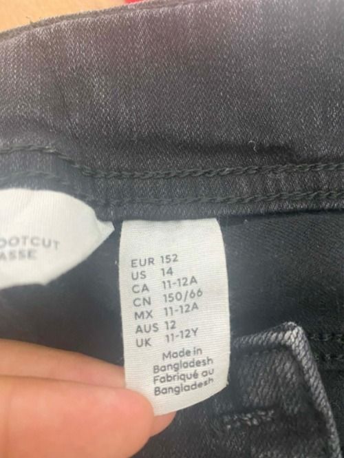 H&M Black Low Waist Bootcut Cargo Jeans (Category: Jeans) located in Binan City. Submitted by tristy_1206 (Listing ID 1434712443, Image 3). Description: Waist: 30 inches Length: 27 inches Color rate: 10/10 Meet-up: Biñan area - Good condition (No issue) - Shipping fee shouldered by the buyer. - Negotiable. Pm your offer for those who are interested - Free shipping for lock price. (Lock price: PHP 1000) .