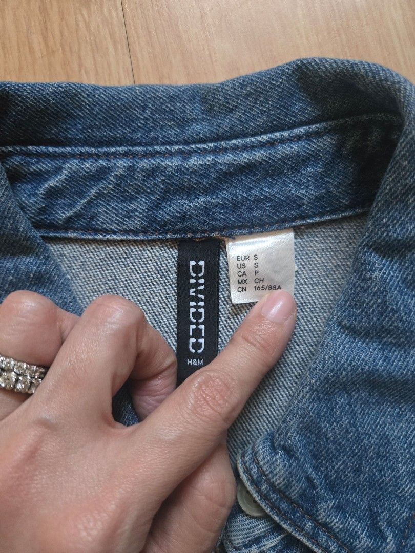H&M Denim Overshirt (Category: Coats, Jackets and Outerwear) located in Imus. Submitted by tinph (Listing ID 1434704771, Image 3). Description: Can be used alone or as outerwear Oversized size Small MOP: BDO/BPI/Gcash Shipping ( shouldered by buyer) 📍IMUS,CAVITE *lalamove/grab ( booking will be arranged by buyer) *Gogo express ( I will arrange the booking) No OFFER , No transaction. Be 100% sure in getting the item. PLEASE NOTE THAT I'M NOT LIAB