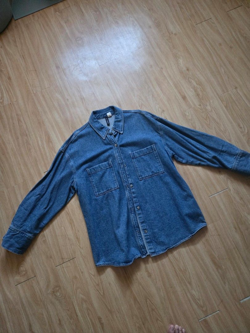 H&M Denim Overshirt (Category: Coats, Jackets and Outerwear) located in Imus. Submitted by tinph (Listing ID 1434704771, Image 1). Description: Can be used alone or as outerwear Oversized size Small MOP: BDO/BPI/Gcash Shipping ( shouldered by buyer) 📍IMUS,CAVITE *lalamove/grab ( booking will be arranged by buyer) *Gogo express ( I will arrange the booking) No OFFER , No transaction. Be 100% sure in getting the item. PLEASE NOTE THAT I'M NOT LIAB