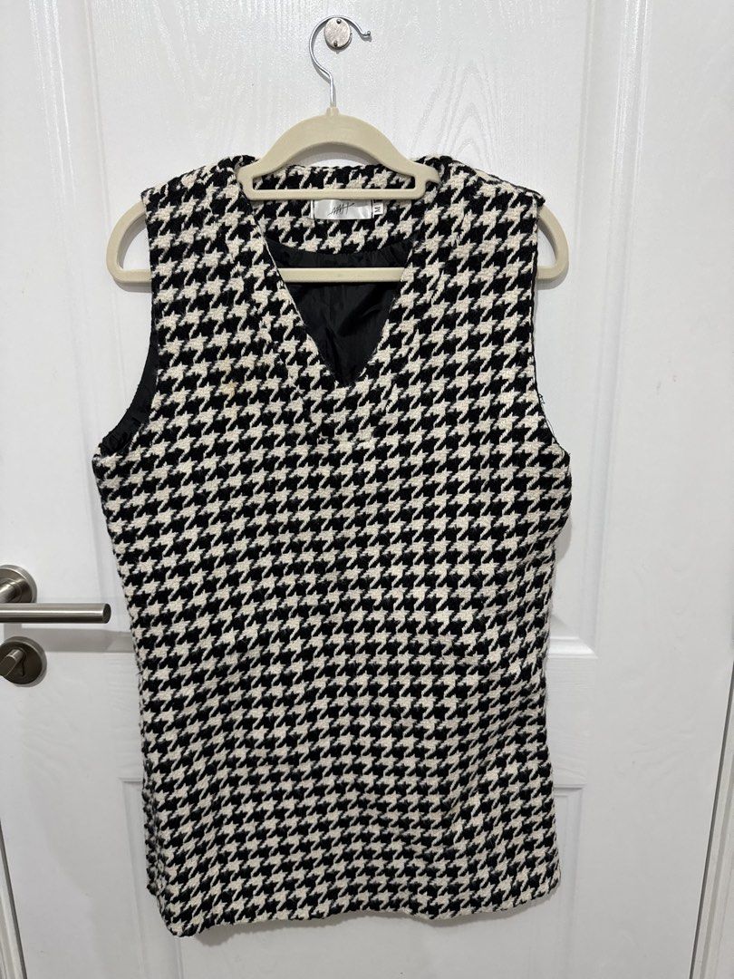 Houndstooth Pattern Vest (Category: Vests) located in Quezon City. Submitted by jdmc16 (Listing ID 1434642791, Image 1). Description: - Classic black and white houndstooth pattern - V-neck design - Tailored fit - Textured fabric - Perfect for layering - Dress it up or down.