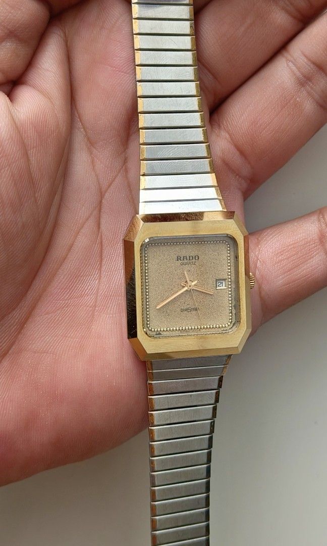 Jam Rado Diastar Tungsten Tank Bukan Omega Tissot Titus Tag Heuer Mido (Kategori: Jam Tangan Pria) berada di Jakarta Selatan. Dikirim oleh gervawatch (ID iklan 1434686561, Gambar 1). Deskripsi: Jam Rado Diastar Tungsten Tank dengan two tone serta bezel anti gores (material Tungsten) salah satu lini Rado legendaris pada jamannya. Diameter 32mm Era produksi 1980 sd 1990 Semua part original Rado. Mesin berjalan normal tanpa kendala. Rantai panjang m