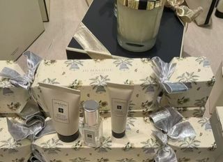 (Category: ) located in . Submitted by cosmeticsdeals (Listing ID 1434738775, Image 1). Description: .