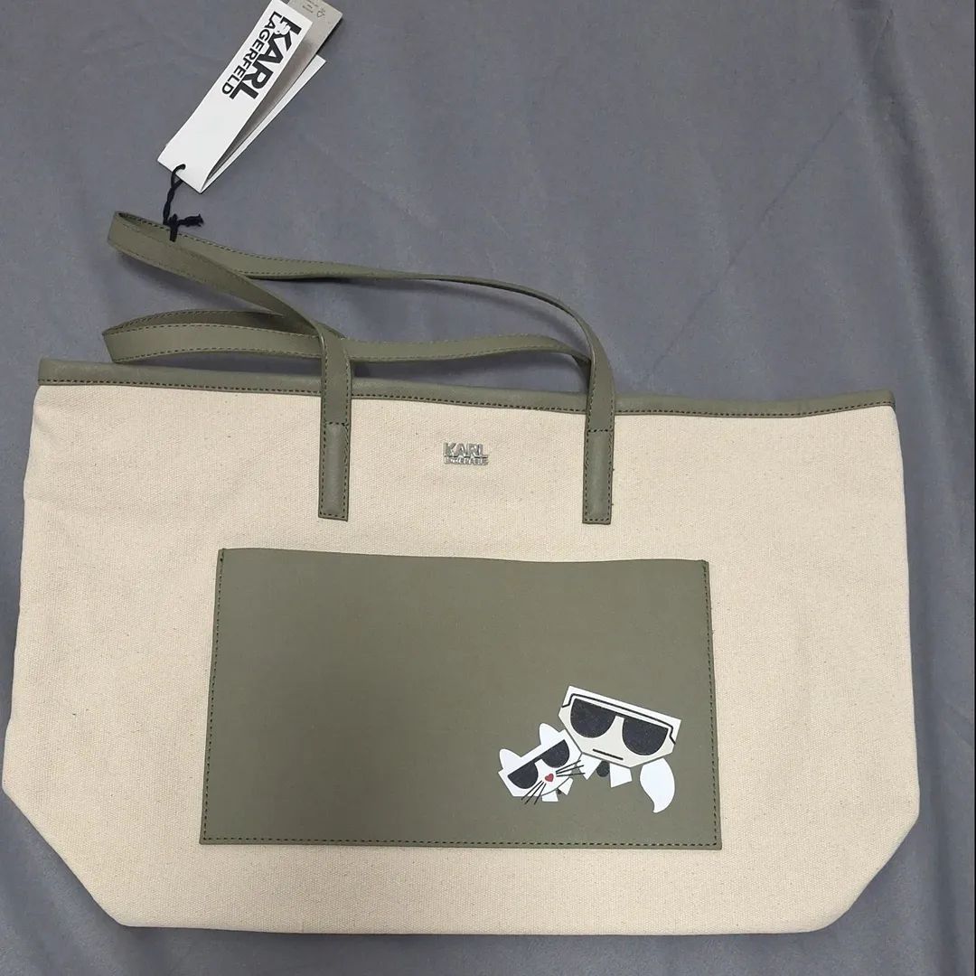 Karl Lagerfeld Tote Bag (Category: Tote Bags) located in Manila. Submitted by decluttering.princess (Listing ID 1434682211, Image 1). Description: - Karl Lagerfeld tote bag - Light canvas body - Contrasting green pocket - Dual top handles - Karl Lagerfeld logo on front - Features Choupette graphic - Includes tag original from italy 3999.