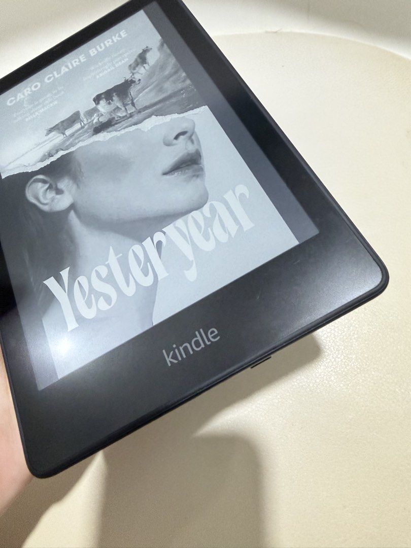 Kindle Paperwhite 11th Gen SE NO ADS (Category: E-Readers) located in Makati City. Submitted by raretiger.2c8cb7 (Listing ID 1434629969, Image 3). Description: - Kindle Paperwhite Signature Edition (11th Generation) - 32GB available storage - Includes a protective case - Wi-Fi enabled - Firmware: Kindle 5.19.2 - no ads! rfs: upgrading issue: no functional issue, just little cosmetic flaws like hairlike scratches shipping via lalamove/grab/jnt/lbc