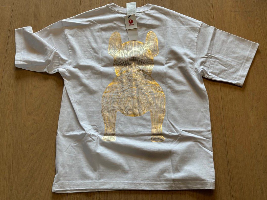 Lifework Tee （分類：運動服裝）位於 Hong Kong。 由 esmondl 提交（商品編號 1434737864，圖片 2）。簡介： Lifework Tee Shirts 現貨 白色底 金線圖案狗 碼數全 。