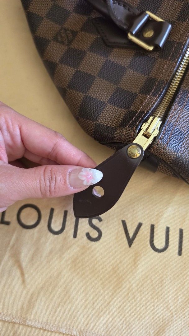 Louis Vuitton Speedy 30 Damier Ebene (Category: Luxury Bags & Wallets) located in Caloocan City. Submitted by mademoisellegirl (Listing ID 1434660505, Image 2). Description: Authentic Louis Vuitton Speedy 30 handbag Damier Ebene Rank A Includes padlock and two keys Comes with dust bag No dents, No cracks, No smell.