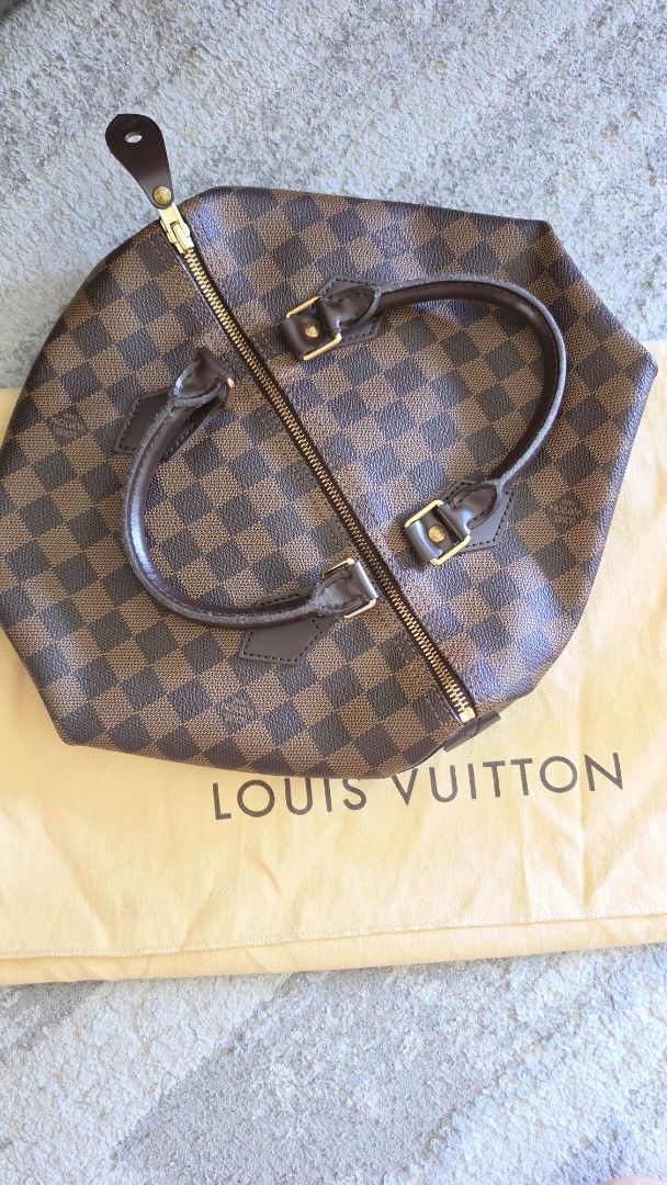 Louis Vuitton Speedy 30 Damier Ebene (Category: Luxury Bags & Wallets) located in Caloocan City. Submitted by mademoisellegirl (Listing ID 1434660505, Image 1). Description: Authentic Louis Vuitton Speedy 30 handbag Damier Ebene Rank A Includes padlock and two keys Comes with dust bag No dents, No cracks, No smell.