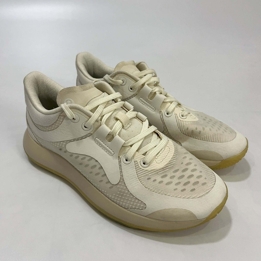 LULULEMON STRONGFEEL SNEAKERS (Category: Sneakers & Footwear) located in Bacolod City. Submitted by the.finest (Listing ID 1434794494, Image 1). Description: Lululemon Strongfeel White Sneakers Size US: 6.5 CM: 23.5 Condition: 9/10 has normal sign of use 2,500+shipping fee.