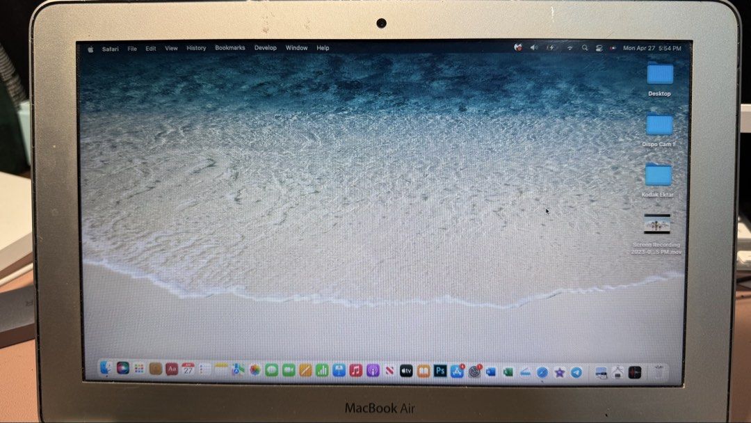 MacBook Air (11-inch, Early 2015) (Category: Laptops & Notebooks) located in Quezon City. Submitted by magramerchandise (Listing ID 1434714161, Image 3). Description: - MacBook Air (Silver) - macOS Monterey - 1.6 GHz Intel Core i5 processor - 4GB RAM - Intel HD Graphics 6000 - Standard keyboard - Includes charger.