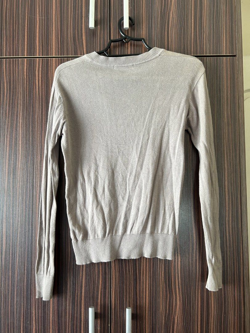 Maldita V-Neck Long Sleeves (Category: Tshirts & Polo Shirts ) located in Manila. Submitted by kate_thrift (Listing ID 1434683598, Image 2). Description: TAKE NOTE before purchasing: ✨Please manage your expectations; this is a pre-loved item✨ •The shipping fee will be shouldered by the buyer •Mode of Payment: GCash ONLY •Mode of transaction: Lalamove/J&T •Seller’s Location: Metro Manila Message me for your concerns! Happy Thrifting, loves! .