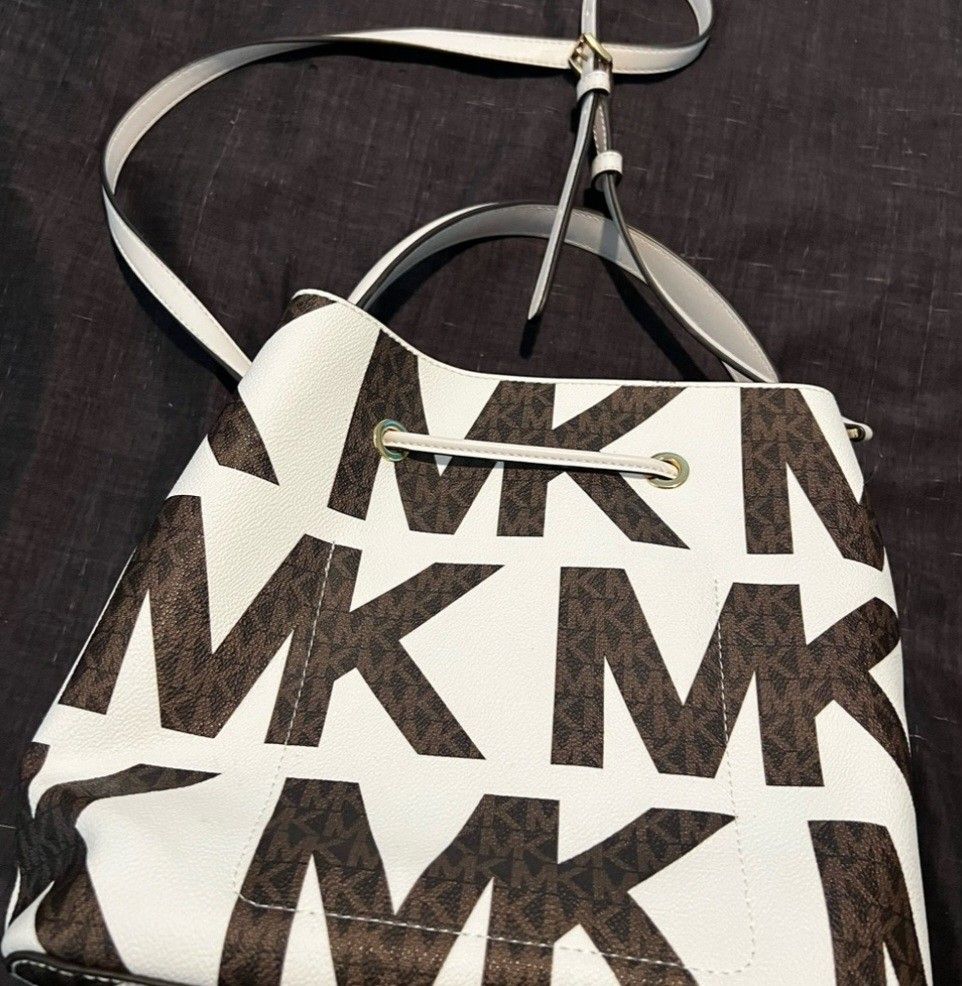 💯 AUTH Michael Kors Bucket Bag (Category: Luxury Bags & Wallets) located in Lipa City. Submitted by ninasf27 (Listing ID 1434623587, Image 3). Description: ✨ PRELOVED CLOTHES AND BAGS FOR SALE ✨ All items are preloved but still in good condition and ready to wear 🤍 Some pieces are brand new (never used)—just been stuck in the closet! ✨ Please manage your expectations as some items may have minimal signs of use, but all flaws (if any) will be st