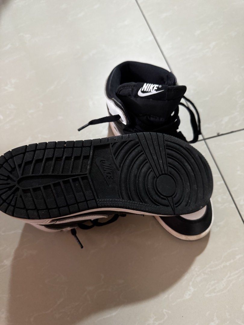 Nike Air Jordan 1 High Black White (Category: Babies & Kids Fashion) located in Cainta. Submitted by phoy8910 (Listing ID 1434629018, Image 3). Description: - Nike Air Jordan 1 High - Black and white colorway - Features Nike swoosh and Air Jordan logo - Black laces - White midsole - Some wear on soles - Classic and stylish design.