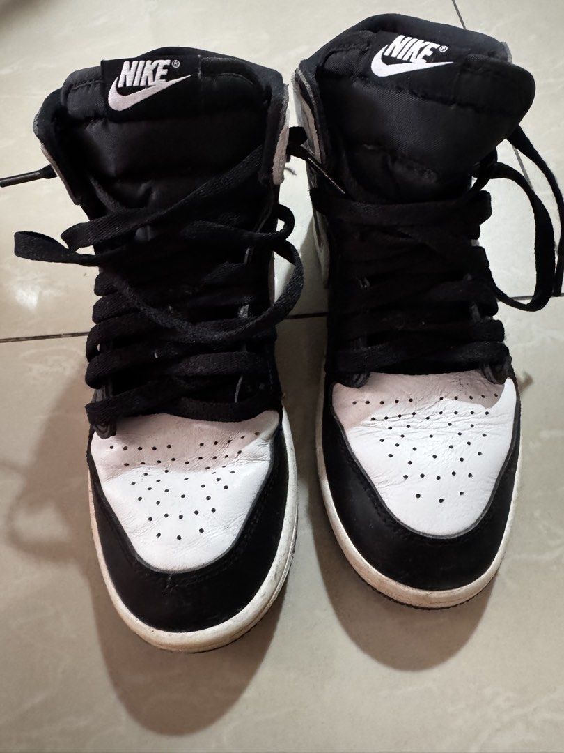 Nike Air Jordan 1 High Black White (Category: Babies & Kids Fashion) located in Cainta. Submitted by phoy8910 (Listing ID 1434629018, Image 1). Description: - Nike Air Jordan 1 High - Black and white colorway - Features Nike swoosh and Air Jordan logo - Black laces - White midsole - Some wear on soles - Classic and stylish design.