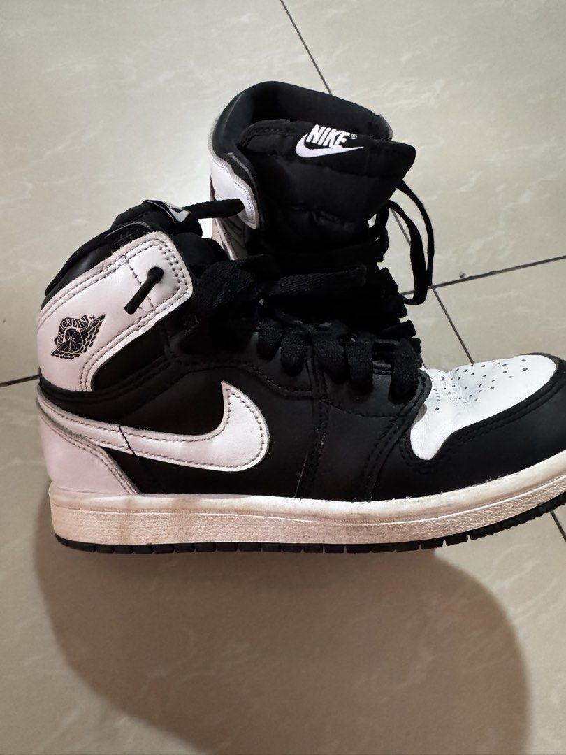 Nike Air Jordan 1 High Black White (Category: Babies & Kids Fashion) located in Cainta. Submitted by phoy8910 (Listing ID 1434629018, Image 2). Description: - Nike Air Jordan 1 High - Black and white colorway - Features Nike swoosh and Air Jordan logo - Black laces - White midsole - Some wear on soles - Classic and stylish design.