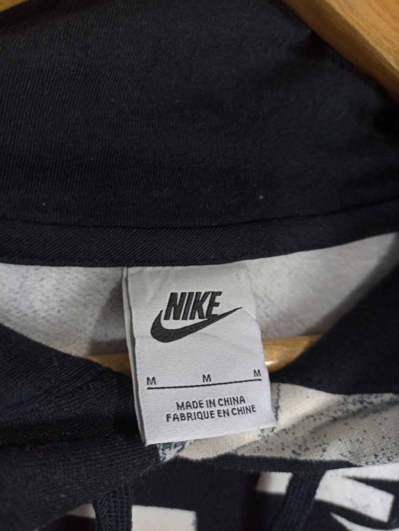 Nike Graphic Hoodie - Size M (Category: Coats, Jackets and Outerwear) located in Marawi City. Submitted by abdullah0692139 (Listing ID 1434788262, Image 2). Description: - Nike hoodie with a unique graphic design - Size: M - Color: Black and White W22.5 L27.5 color 9.9/10 asnew.