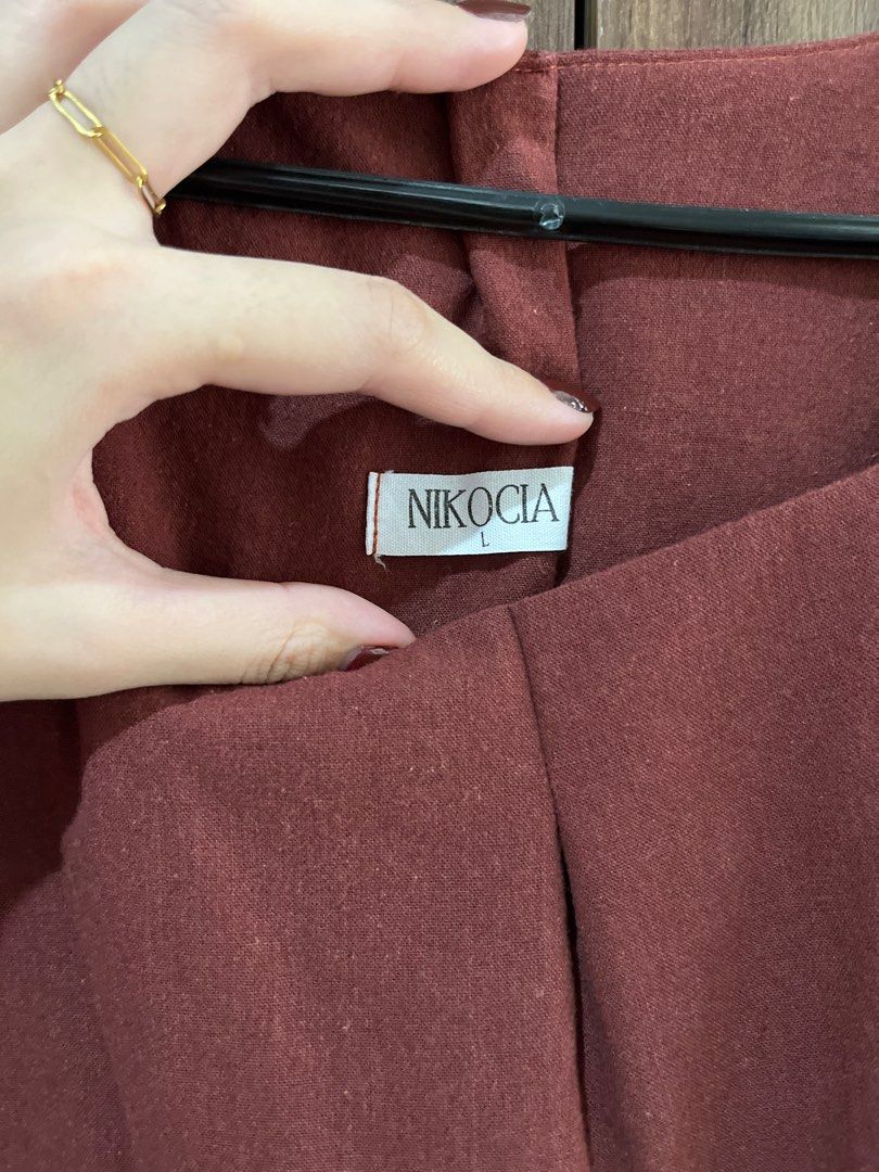 Nikocia Linen Square Top in Reddish Brown (Large) (Category: Blouses) located in Angeles City. Submitted by mdxnix (Listing ID 1434611932, Image 3). Description: - Size: Large as per label (refer to the size chart) - Altered as seen in photos to fit me - Condition: 7/10 - RFS: doesn’t look good in my body type 📍Angeles City, Pampanga Please manage your expectations. This is a used clothing item. - The color of the item may vary slightly due to p