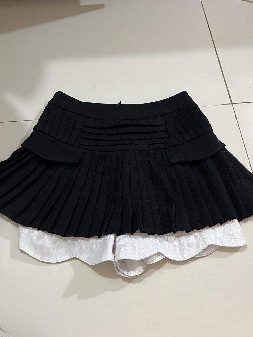 Preloved Black Pleated Skirt with White Inner (Category: Skirts) located in Trece Martires City. Submitted by rubyjwle (Listing ID 1434736861, Image 1). Description: - Size: waist 23-24 - High-waisted 🪷Mode of payment: 💙Payment First thru GCash 🪷Mode of delivery: ❤️Direct J&T express .