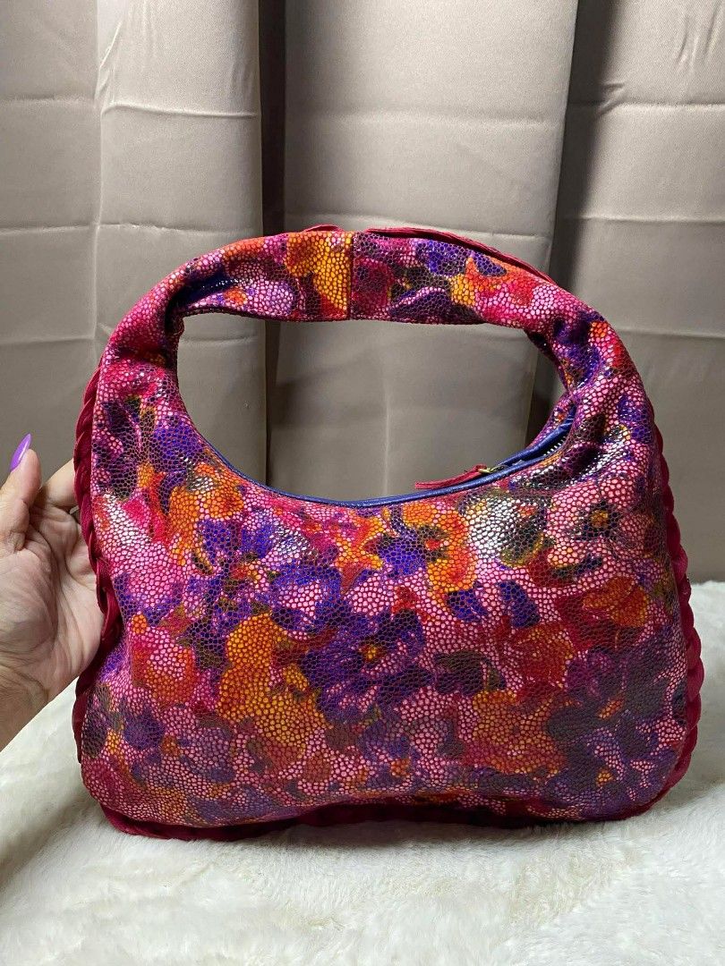 Preloved botega (Category: Luxury Bags & Wallets) located in Butuan. Submitted by leah_31.1994 (Listing ID 1434710967, Image 1). Description: new arrival in good condition from Korea/Japan source.