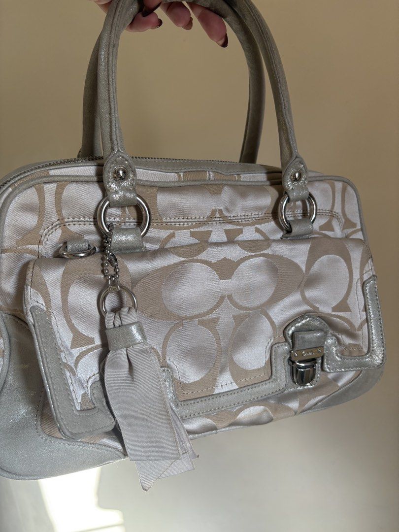 Preloved Coach Canvas Large Handbag (Category: Tote Bags) located in Lipa City. Submitted by stellar_things (Listing ID 1434693146, Image 1). Description: Damaged creed Missing hangtqg No sling Dirt under the handle.