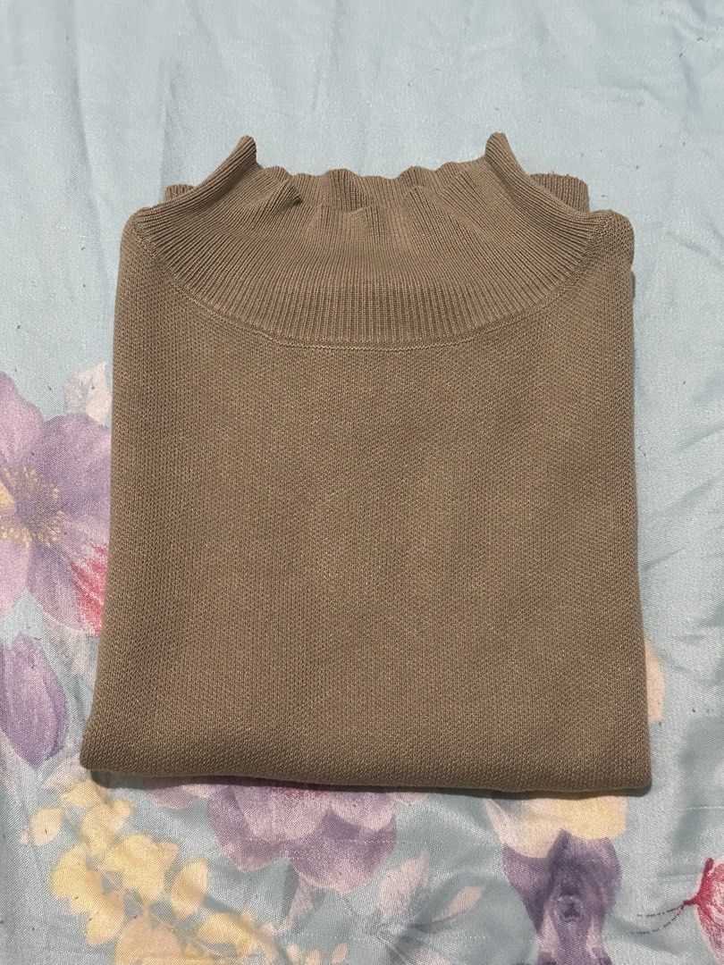 Preloved Loose knitted Turtleneck (Category: Sleeveless) located in Mandaluyong City. Submitted by rosefran (Listing ID 1434722350, Image 3). Description: For Sale Preloved Loose knitted Turtleneck Size: Free size (fits small to medium) Color: Khaki Price: 100 RFS: decluttering Top features a mock neck and sleeveless design. It has a ribbed hem and a relaxed fit. This top is versatile and can be dressed up or down. 🧾Payment through GCash/Maya/Fu