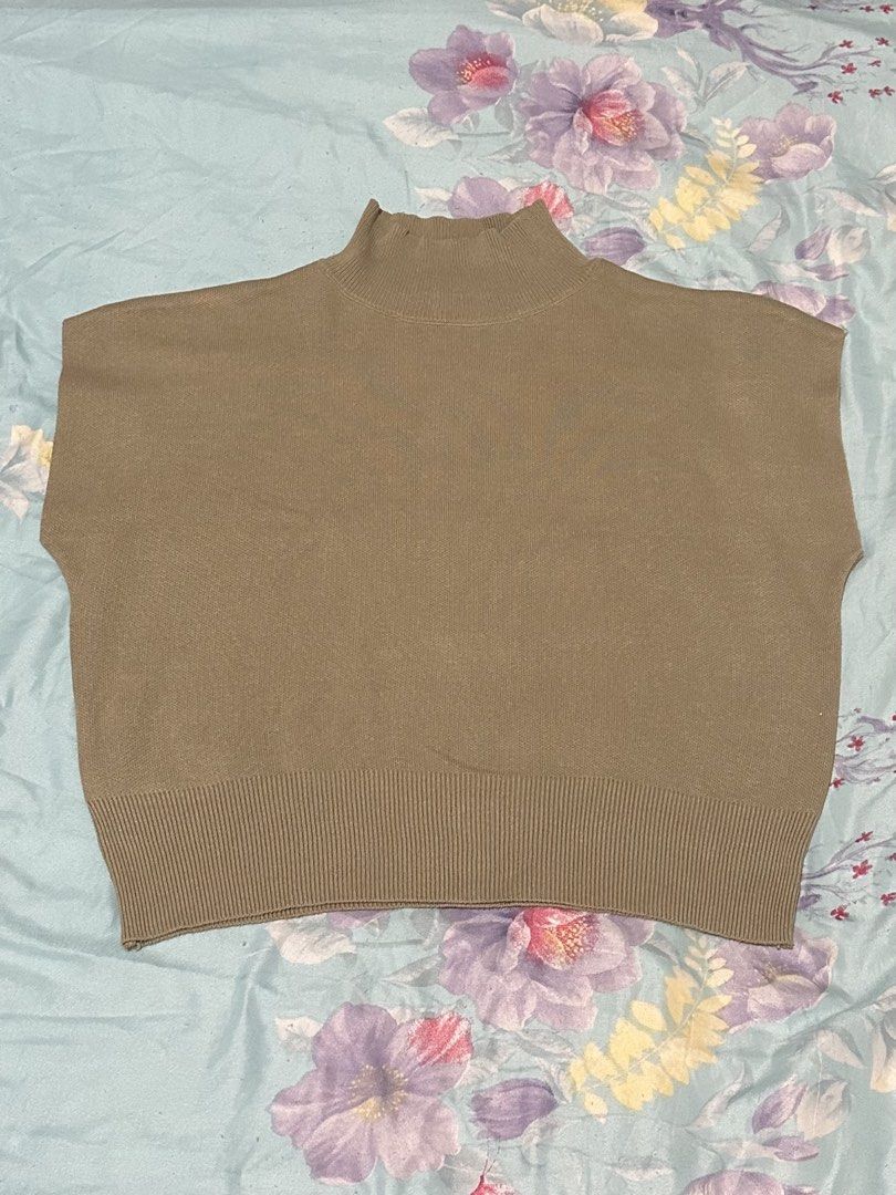Preloved Loose knitted Turtleneck (Category: Sleeveless) located in Mandaluyong City. Submitted by rosefran (Listing ID 1434722350, Image 2). Description: For Sale Preloved Loose knitted Turtleneck Size: Free size (fits small to medium) Color: Khaki Price: 100 RFS: decluttering Top features a mock neck and sleeveless design. It has a ribbed hem and a relaxed fit. This top is versatile and can be dressed up or down. 🧾Payment through GCash/Maya/Fu