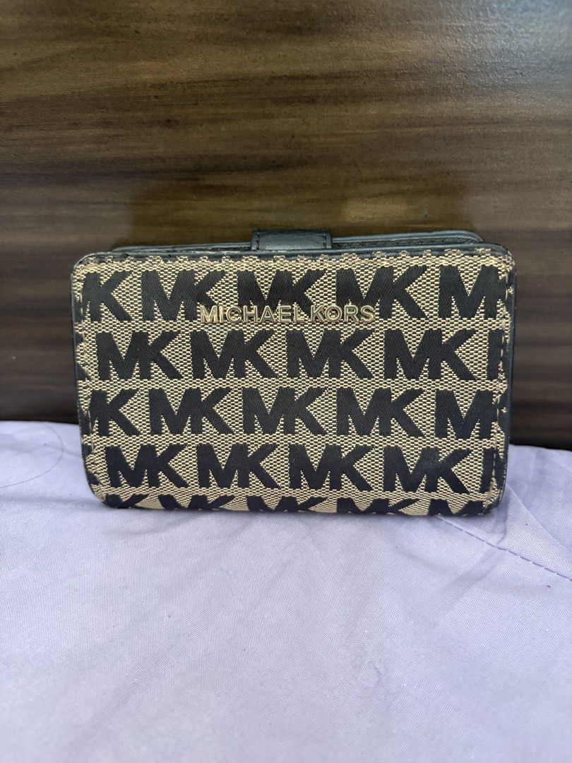 Preloved MK medium wallet (Category: Wallets & Card holders) located in Lipa City. Submitted by stellar_things (Listing ID 1434633936, Image 1). Description: With minimal crackings on the leather closure.