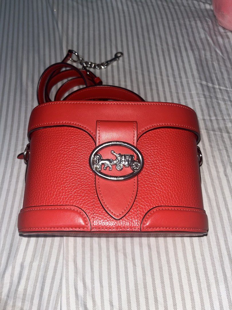 Red Coach Vanity Bag ✨ (Category: Luxury Bags & Wallets) located in Taguig. Submitted by joaannna (Listing ID 1434762998, Image 1). Description: 💼 Brand: Coach 🎨 Color: Red 💰 Price: ₱4,300 📌 Details: Hindi nagagamit (like new condition) Walang flaws, very well kept Clean inside and out Perfect for everyday use or pang-occasion 📍 Location: Taguig 🚚 Meet-up or delivery (buyer shoulders fee) PM me if interested! 🙂.