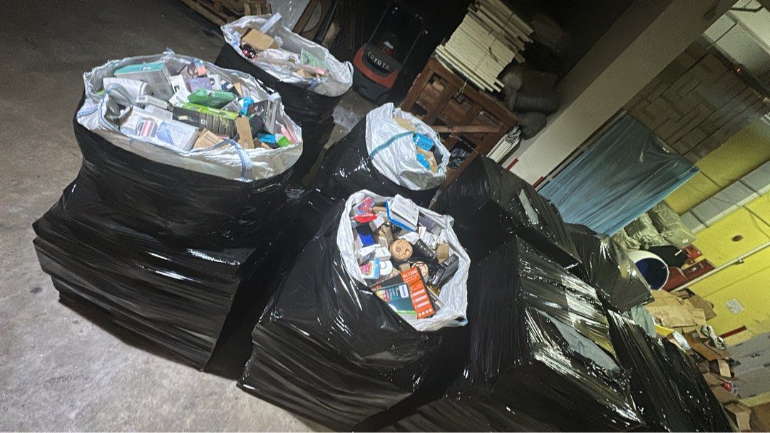 Return Amazon Pallets (Category: Looking For) located in Singapore. Submitted by auriongadg46665 (Listing ID 1434739142, Image 6). Description: Return Amazon Pallets! Moving out, lease ending. * $3,000 per pallet (negotiable) * Take all → $2,500 each.