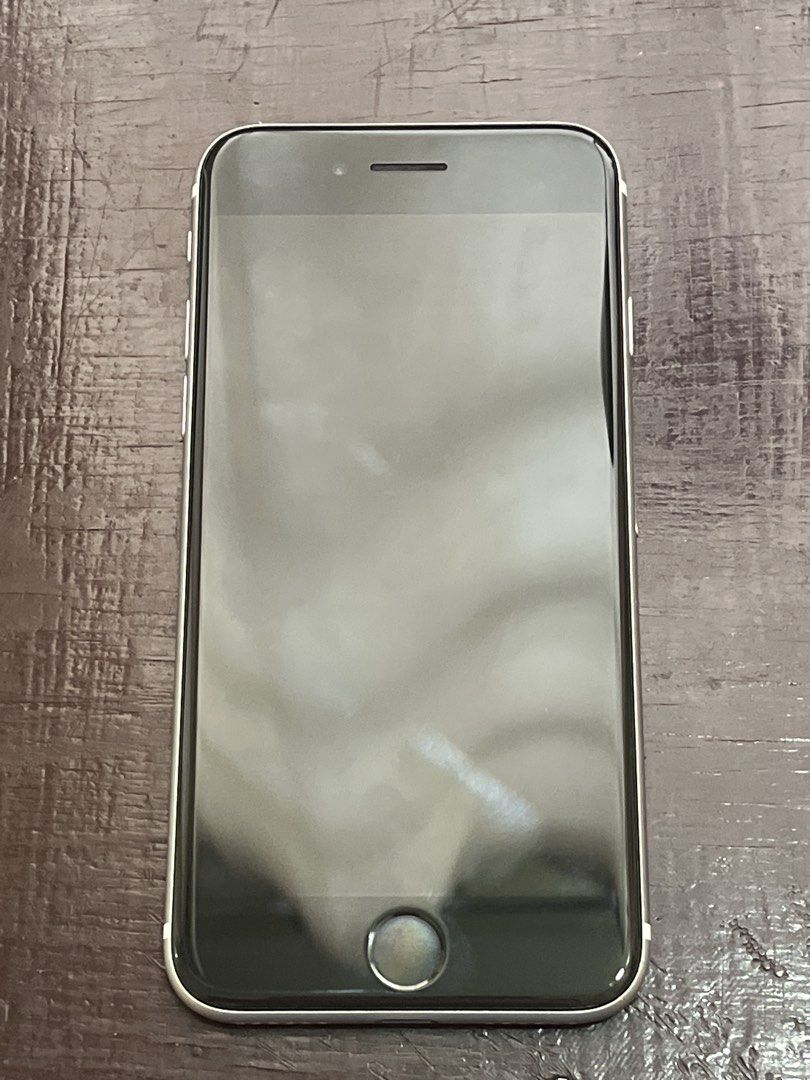 Second hand IPhone SE 2020 (Category: iPhone SE Series) located in Manila. Submitted by eluraeu (Listing ID 1434669469, Image 2). Description: - 64GB Iphone SE 2020 - Well used but has good condition (2021-2025) - Has been updated to IOS 26 - Battery health is significantly degraded (73%) ; but is replaceable (at buyer’s expense) - Will be factory reseted by seller once sold - Has no tempered glass or any other accessories ‼️ Price negotiations m