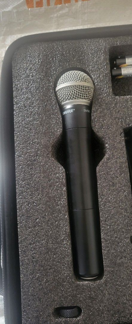 Shure Wireless Microphone System - SM58438611561007042561