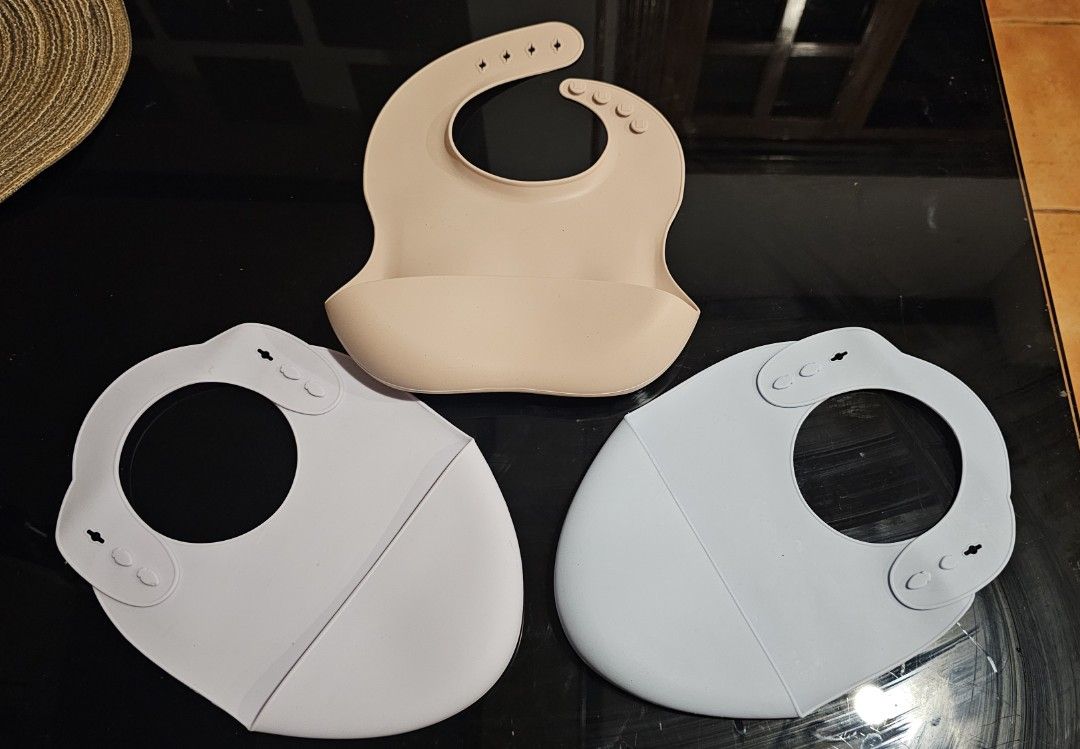 Silicone Baby Bibs (Category: Babies & Kids Fashion) located in Antipolo. Submitted by secondbloomph (Listing ID 1434663800, Image 2). Description: - Set of colorful silicone baby bibs. - Includes a food-catching pocket to minimize spills. - Adjustable neck straps for a comfortable fit. - Made from durable, food-grade silicone. - Easy to clean and maintain. - Ideal for babies and toddlers..