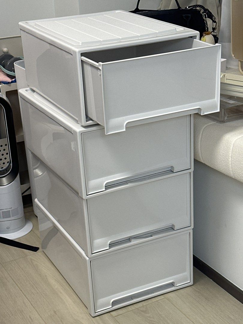 Stackable Storage Drawer （分類：收納箱及袋）位於 Hong Kong。 由 secondhandeco 提交（商品編號 1434784051，圖片 1）。簡介： Stackable storage drawer is perfect for organizing your belongings. It features multiple drawers for easy access and storage. The drawers are a neutral color, making it suitable for any room. It's a practical and space-saving solution for your storage needs.。