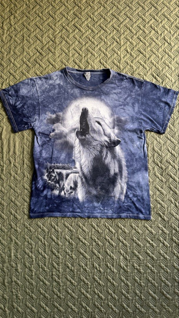 The Mountain Wolf Howling T-shirt (Category: Tshirts & Polo Shirts ) located in Bacoor. Submitted by thethirdarchive (Listing ID 1434620927, Image 1). Description: - Mountain brand t-shirt - Features a wolf howling at the moon graphic - Blue tie-dye background - Standard crew neck design - small - medium.