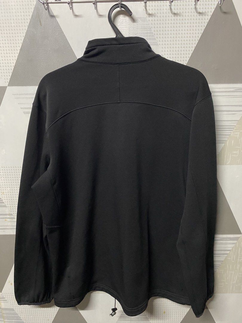 The North Face Black Jacket (Category: Coats, Jackets and Outerwear) located in Quezon City. Submitted by natesm (Listing ID 1434787724, Image 2). Description: - The North Face black jacket - Size: L/G - Features: - Full zip closure - Small logo on chest - Two side pockets - High collar - Drawstring at bottom hem issue: zipper (see picture 3).
