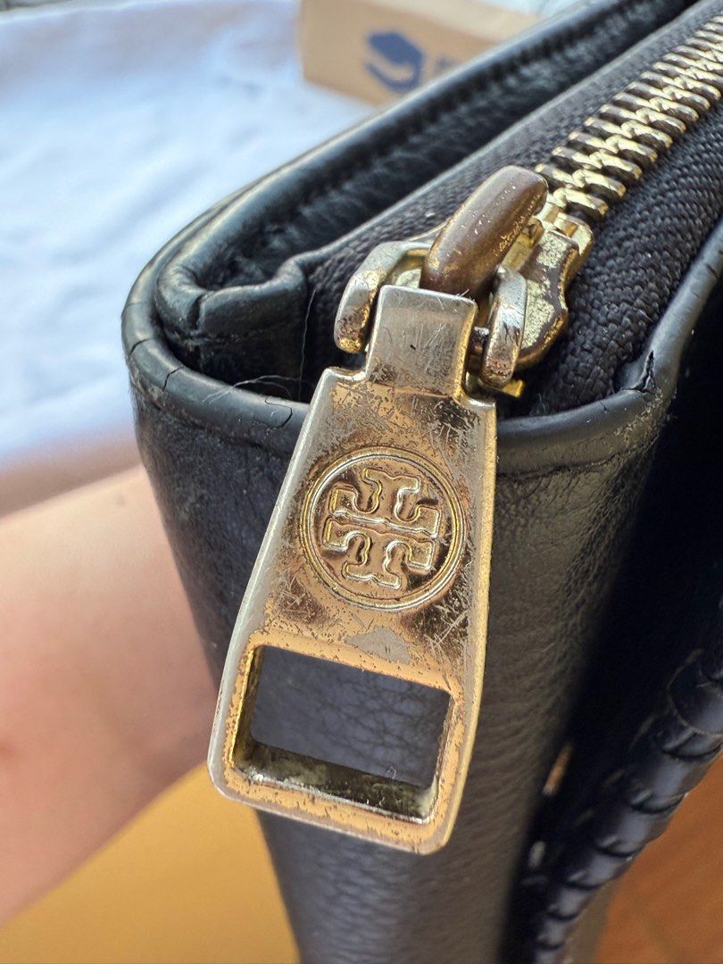 Tory Burch Black Sling. Wallet . MISSING SLING (Category: Luxury Bags & Wallets) located in Paranaque City. Submitted by lyn0618 (Listing ID 1434716394, Image 2). Description: FOR SALE! NO SWAP NO COD. PAYMENT FIRST GCASH - GUARANTEED AUTHENTIC. Black Tory Burch wallet - Zip-around closure - Multiple card slots & compartments for cash - Interior lining with Tory Burch logo pattern - Gold-tone zipper and hardware - Made in China - YKK ZIPPER ISSUE