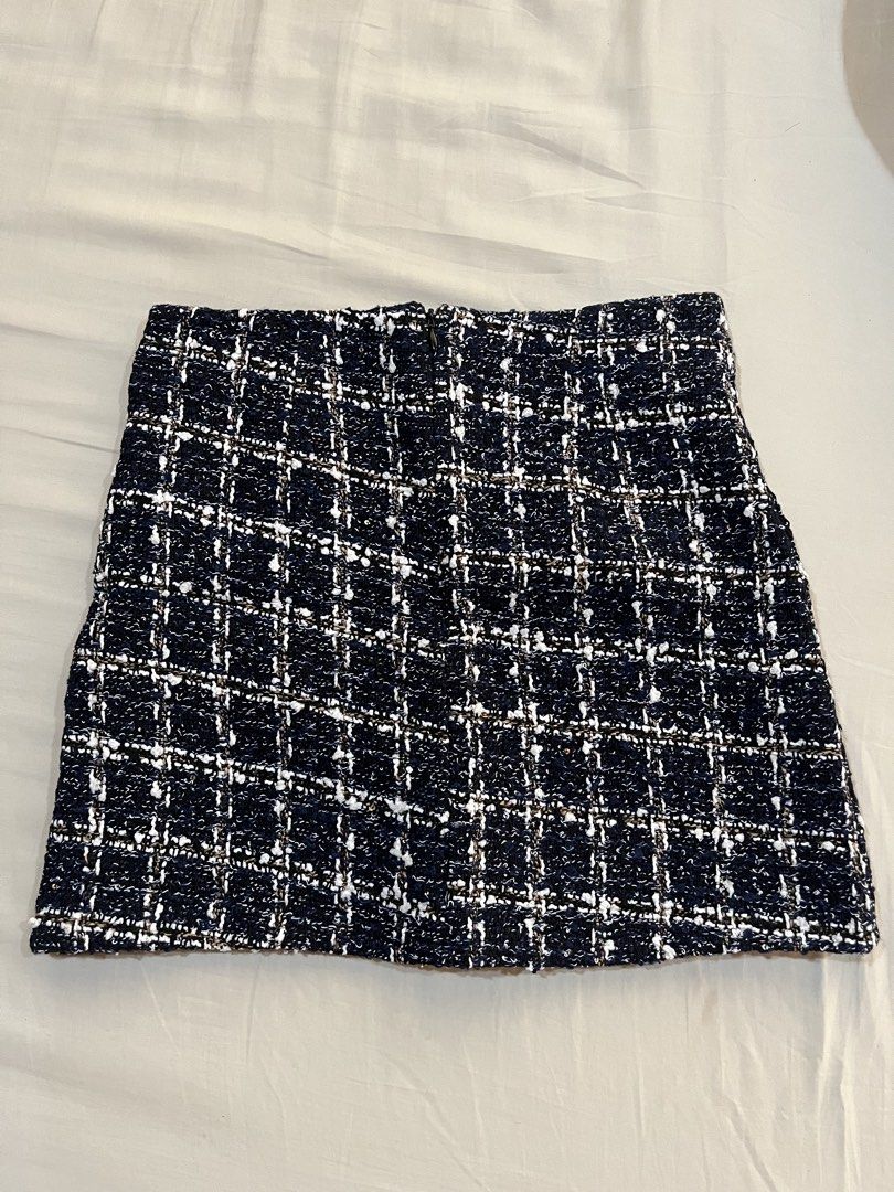 Tweed Mini Skirt with Pearl Buttons (Category: Skirts) located in Quezon City. Submitted by wem.b (Listing ID 1434673113, Image 2). Description: - Classic navy, white, and gold tweed mini skirt - Decorative pockets with white rope trim - Adorned with pearl buttons - Back zipper closure - Perfect for various occasions.