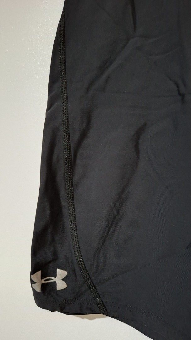 Under Armour Black Compression Shorts (Category: Activewear) located in Imus. Submitted by pick_and_dig (Listing ID 1434614246, Image 3). Description: - Under Armour black compression shorts - Size: LG - Made in Mexico - Features Under Armour logo - Material: 85% nylon, 15% spandex - Thick waistband - Ideal for athletic use MOP: GCash.