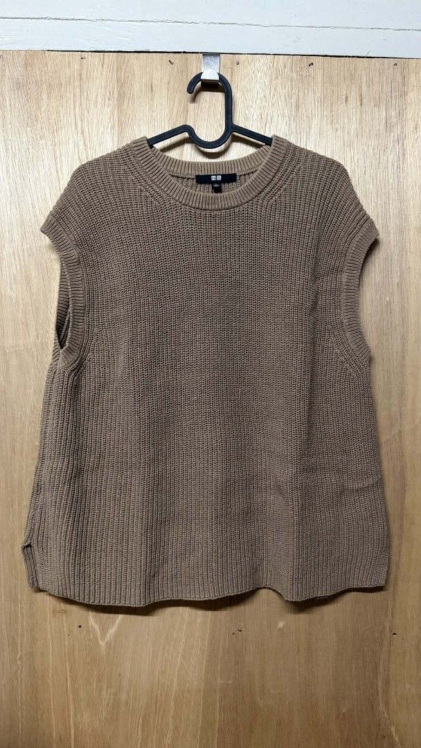 Uniqlo Sleeveless Knit Top (Category: Sleeveless) located in Manila. Submitted by allyswizzle (Listing ID 1434638839, Image 1). Description: - Relaxed fit - Textured knit fabric - Neutral color - Perfect for layering or wearing alone Can be shipped via Lalamove/LBC/J&T Shipping fee will be shouldered by the buyer..