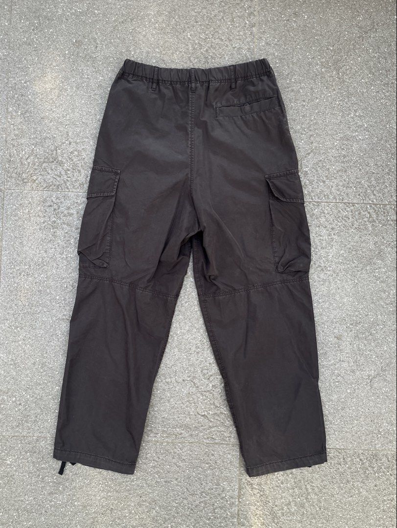 Uniqlo U Parachute Cargo Pants (Category: Joggers) located in Antipolo. Submitted by yeoni19 (Listing ID 1434696618, Image 2). Description: Uniqlo U Parachute Cargo Pants 26-30 waist 39 length Visible fading. Color may vary due to lighting..