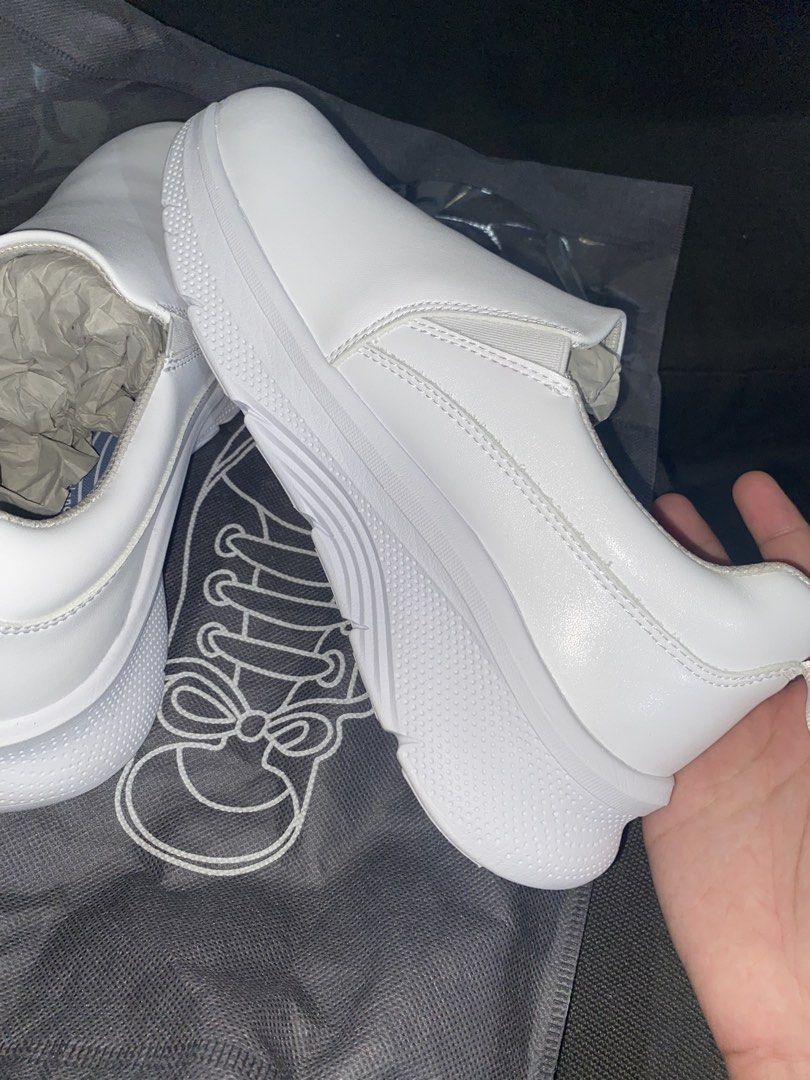 US 7/EU 39 Hawkwell Women's Slip On Arch Support Lightweight Slip Resistant Comfortable Nurse Shoe (Category: Sneakers) located in Cavite. Submitted by toge-chi (Listing ID 1434656217, Image 3). Description: NEVER USED WITH FREE SHOE BAG AND EXTRA SOFT HEEL CUSHION, good and ready for comfy duty at carry-on. Box is nowhere to be found pero if nahanap ko, bigay ko agad if you still want it hehehe. Bought for ₱1,600.00. Negotiable for students .