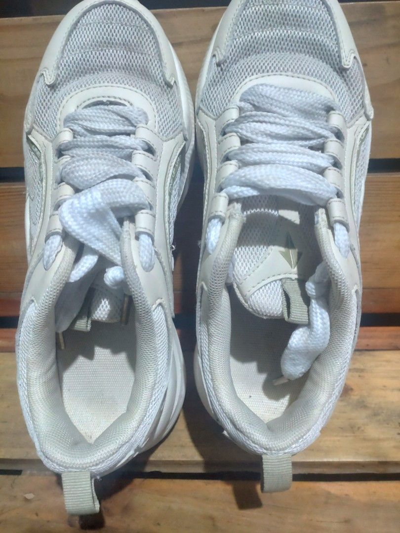 Vanir L Athleisure Sneakers - Size 38 (Category: Sneakers) located in Valenzuela. Submitted by diane.35 (Listing ID 1434767476, Image 2). Description: - Vanir L Athleisure sneakers - Neutral color - Size: EUR 38 / US 8 - Upper: Mesh and leather - Sole: Thick, wavy Design: "ONE UP" text on the side - Made in China Used twice only kasi not fit on my size nastock lng all goods mkinis po.