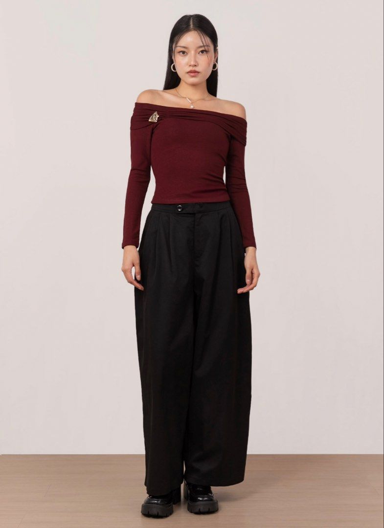 WTS <6Style> Axis Barrel Pants Black Wide Leg Pants (Category: Other Bottoms) located in Singapore. Submitted by kandershop (Listing ID 1434762309, Image 1). Description: worn twice original price -> $43.