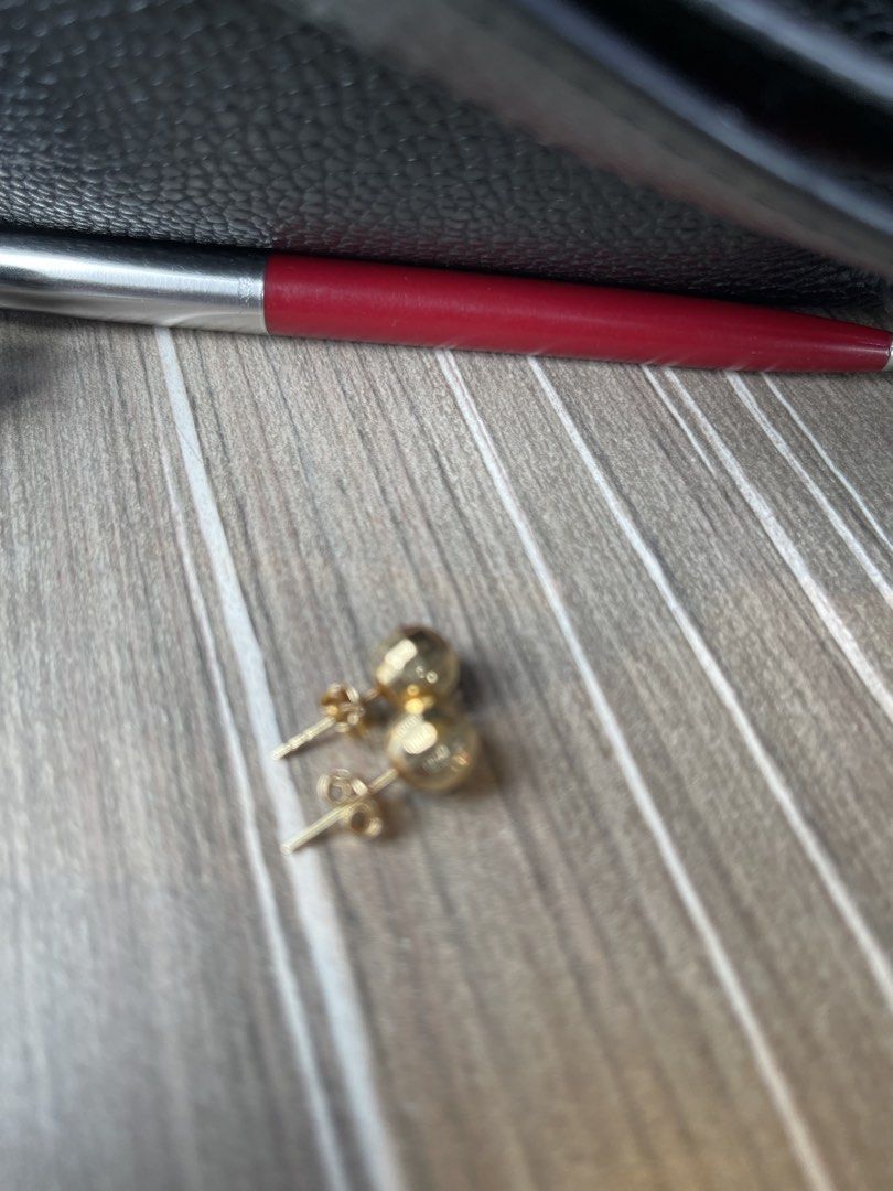 18karat Saudi Gold Stud Earrings 1.5g (Category: Earrings) located in Bacoor. Submitted by prelovediswelloved (Listing ID 1434830810, Image 2). Description: .