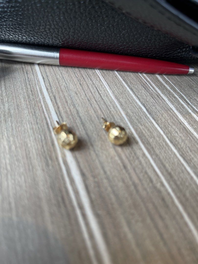 18karat Saudi Gold Stud Earrings 1.5g (Category: Earrings) located in Bacoor. Submitted by prelovediswelloved (Listing ID 1434830810, Image 1). Description: .